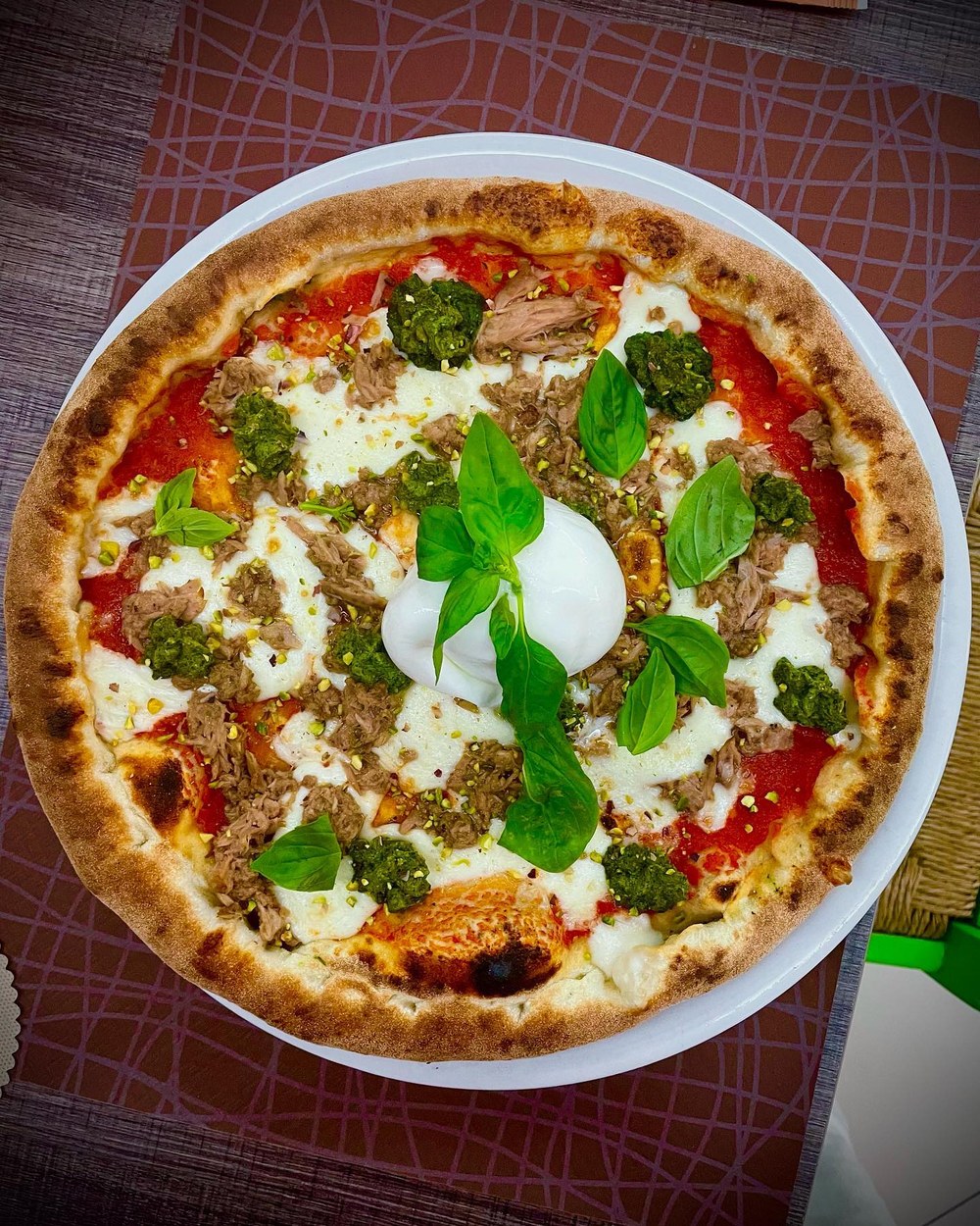 Pizza La Sarda con tonno, burrata, pesto e basilico